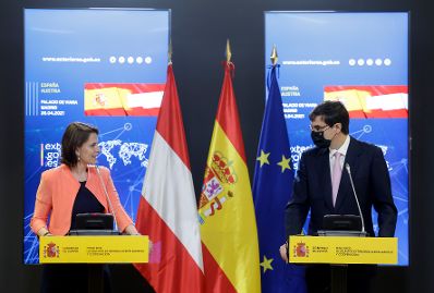 Am 26. April 2021 traf Bundesministerin Karoline Edtstadler (l.) im Rahmen ihres Madridbesuchs den spanischen Staatssekretär für die Europäische Union Juan González-Barba Pera (r.). Im Bild bei einer gemeinsamen Pressekonferenz.