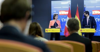 Am 26. April 2021 traf Bundesministerin Karoline Edtstadler (l.) im Rahmen ihres Madridbesuchs den spanischen Staatssekretär für die Europäische Union Juan González-Barba Pera (r.). Im Bild bei einer gemeinsamen Pressekonferenz.