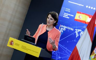 Am 26. April 2021 traf Bundesministerin Karoline Edtstadler (im Bild) im Rahmen ihres Madridbesuchs den spanischen Staatssekretär für die Europäische Union Juan González-Barba Pera.