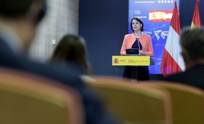 Am 26. April 2021 traf Bundesministerin Karoline Edtstadler (im Bild) im Rahmen ihres Madridbesuchs den spanischen Staatssekretär für die Europäische Union Juan González-Barba Pera.