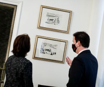 Am 25. April 2021 besuchte Bundesministerin Karoline Edtstadler (l.) im Rahmen ihres Madridbesuchs die Ausstellung „Banksy. The Street is a Canvas“. Im Bild mit Valerio Rocco, Direktor des Círculo de Bellas Artes (r.).