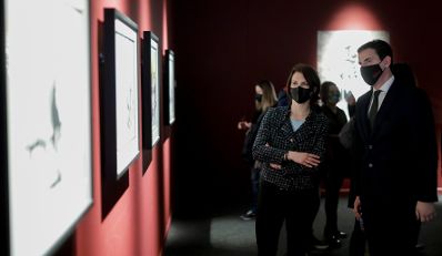 Am 25. April 2021 besuchte Bundesministerin Karoline Edtstadler (l.) im Rahmen ihres Madridbesuchs die Ausstellung „Banksy. The Street is a Canvas“. Im Bild mit Valerio Rocco, Direktor des Círculo de Bellas Artes (r.).