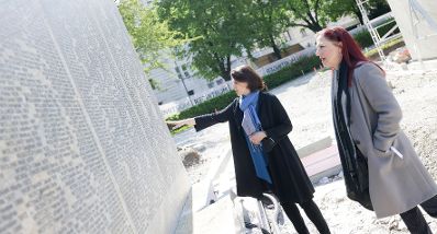 Am 3. Mai 2021 besuchte Bundesministerin Karoline Edtstadler (l.) die Shoah Namensmauern Gedenkstätte. Im Bild mit Hannah Lessing (r.), Generalsekretärin des Nationalfonds der Republik Österreich.