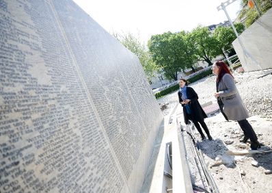 Am 3. Mai 2021 besuchte Bundesministerin Karoline Edtstadler (l.) die Shoah Namensmauern Gedenkstätte. Im Bild mit Hannah Lessing (r.), Generalsekretärin des Nationalfonds der Republik Österreich.