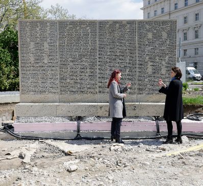 Am 3. Mai 2021 besuchte Bundesministerin Karoline Edtstadler (r.) die Shoah Namensmauern Gedenkstätte. Im Bild mit Hannah Lessing (r.), Generalsekretärin des Nationalfonds der Republik Österreich.