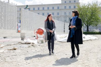 Am 3. Mai 2021 besuchte Bundesministerin Karoline Edtstadler (r.) die Shoah Namensmauern Gedenkstätte. Im Bild mit Hannah Lessing (l.), Generalsekretärin des Nationalfonds der Republik Österreich.