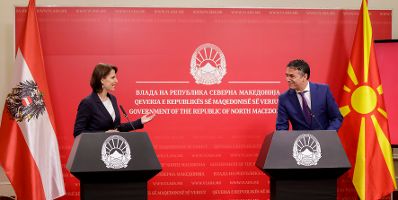 Am 4. Mai 2021 traf Bundesministerin Karoline Edtstadler (l.) im Rahmen ihres Besuchs in Nordmazedonien den Außenminister Nikola Dimitrov (r.). Im Bild bei einer gemeinsamen Pressekonferenz.