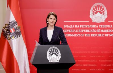 Am 4. Mai 2021 traf Bundesministerin Karoline Edtstadler (im Bild) im Rahmen ihres Besuchs in Nordmazedonien den Außenminister Nikola Dimitrov. Im Bild bei einer gemeinsamen Pressekonferenz.