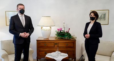 Am 4. Mai 2021 traf Bundesministerin Karoline Edtstadler (r.) im Rahmen ihres Besuchs in Nordmazedonien den Parteivorsitzenden der Demokratischen Partei für Mazedonische Nationale Einheit Hristijan Mickoski (l.).