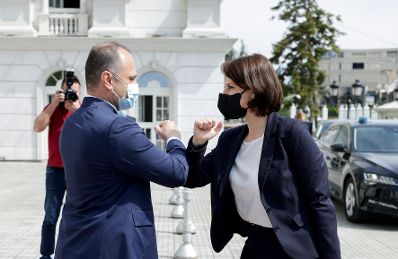 Am 4. Mai 2021 traf Bundesministerin Karoline Edtstadler (r.) im Rahmen ihres Besuchs in Nordmazedonien den Gesundheitsminister Venko Filipče (l.).