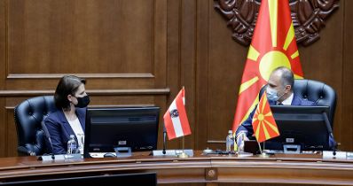 Am 4. Mai 2021 traf Bundesministerin Karoline Edtstadler (l.) im Rahmen ihres Besuchs in Nordmazedonien den Gesundheitsminister Venko Filipče (r.).