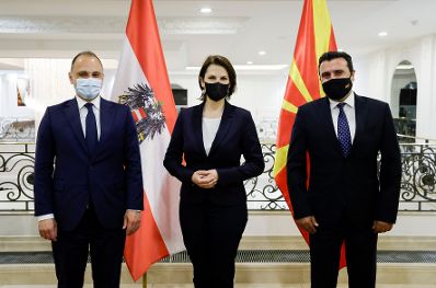 Am 4. Mai 2021 traf Bundesministerin Karoline Edtstadler (m.) im Rahmen ihres Besuchs in Nordmazedonien den Ministerpräsidenten Zoran Zaev (r.). Im Bild mit Gesundheitsminister Venko Filipče (l.).