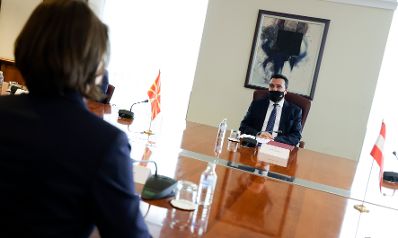 Am 4. Mai 2021 traf Bundesministerin Karoline Edtstadler (l.) im Rahmen ihres Besuchs in Nordmazedonien den Ministerpräsidenten Zoran Zaev (r.).