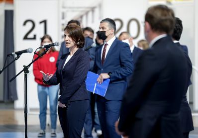 Am 4. Mai 2021 besuchte Bundesministerin Karoline Edtstadler gemeinsam mit Ministerpräsident Zoran Zaev und EU-Kommissar Olivér Várhelyi im Rahmen ihres Besuchs in Nordmazedonien das Impfzentrum in Skopje. Im Bild bei einem gemeinsamen Pressestatement.
