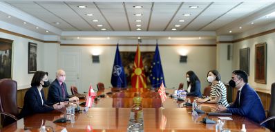 Am 4. Mai 2021 traf Bundesministerin Karoline Edtstadler (l.) im Rahmen ihres Besuchs in Nordmazedonien den Außenminister Nikola Dimitrov (r.).