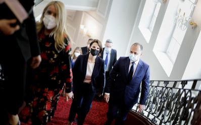 Am 4. Mai 2021 traf Bundesministerin Karoline Edtstadler (l.) im Rahmen ihres Besuchs in Nordmazedonien den Gesundheitsminister Venko Filipče (r.).