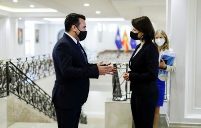 Am 4. Mai 2021 traf Bundesministerin Karoline Edtstadler (r.) im Rahmen ihres Besuchs in Nordmazedonien den Ministerpräsidenten Zoran Zaev (l.).