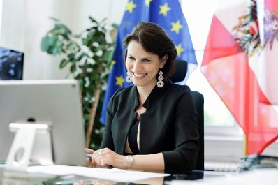 Am 10. Mai 2021 nahm Bundesministerin Karoline Edtstadler (im Bild) an einer Dialogveranstaltung mit der bayerischen Staatsministerin für Europaangelegenheiten und Internationales Melanie Huml teil.