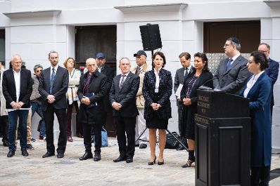Am 29. August 2021 nahm Bundesministerin Karoline Edtstadler (5. v. l.) an einer Gedenkveranstaltung anlässlich des 40. Jahrestages des Terroranschlags auf den Stadttempel teil. Im Bild mit IKG-Präsident Oskar Deutsch (2. v. r.).