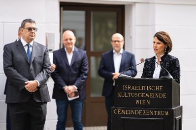 Am 29. August 2021 nahm Bundesministerin Karoline Edtstadler (r.) an einer Gedenkveranstaltung anlässlich des 40. Jahrestages des Terroranschlags auf den Stadttempel teil. Im Bild mit IKG-Präsident Oskar Deutsch (l.).