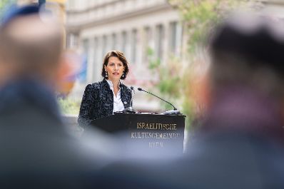 Am 29. August 2021 nahm Bundesministerin Karoline Edtstadler (im Bild) an einer Gedenkveranstaltung anlässlich des 40. Jahrestages des Terroranschlags auf den Stadttempel teil.