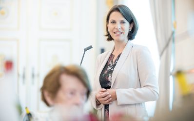 Am 30. August 2021 empfing Bundesministerin Karoline Edtstadler (im Bild) Mitarbeiter von Centropa und Zeitzeugen zu einem Empfang.