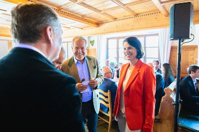Am 1. September 2021 nahm Bundesministerin Karoline Edtstadler (r.) am Forum Alpbach teil. Im Bild beim Round Table vom Land Niederösterreich.