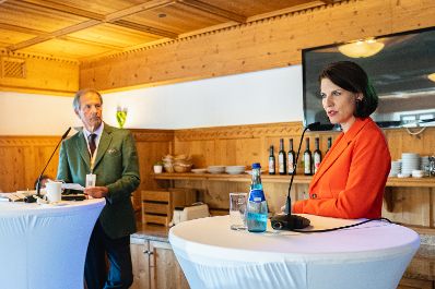 Am 1. September 2021 nahm Bundesministerin Karoline Edtstadler (r.) am Forum Alpbach teil. Im Bild beim Round Table vom Land Niederösterreich.