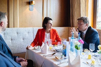 Am 1. September 2021 nahm Bundesministerin Karoline Edtstadler (m.) am Forum Alpbach teil.