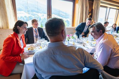 Am 1. September 2021 nahm Bundesministerin Karoline Edtstadler (l.) am Forum Alpbach teil. Im Bild mit dem Vizepräsidenten der Europäischen Kommission Margaritis Schinas (r.).