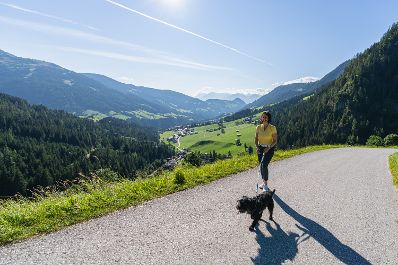 Am 1. September 2021 nahm Bundesministerin Karoline Edtstadler am Forum Alpbach teil. Im Bild bei der Wanderung - Session I.