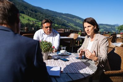 Am 1. September 2021 nahm Bundesministerin Karoline Edtstadler (r.) am Forum Alpbach teil. Im Bild beim Interview mit dem Vizepräsidenten der Europäischen Kommission Margaritis Schinas (l.).