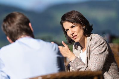 Am 1. September 2021 nahm Bundesministerin Karoline Edtstadler (r.) am Forum Alpbach teil. Im Bild beim Interview mit dem Vizepräsidenten der Europäischen Kommission Margaritis Schinas.