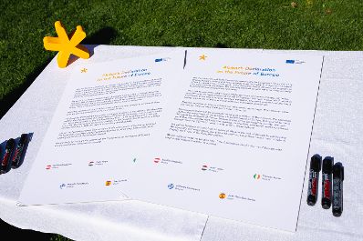 Am 2. September 2021 nahm Bundesministerin Karoline Edtstadler am Forum Alpbach teil. Im Bild beim der Unterzeichnung der „Alpbach Deklaration on the Future of Europe“.