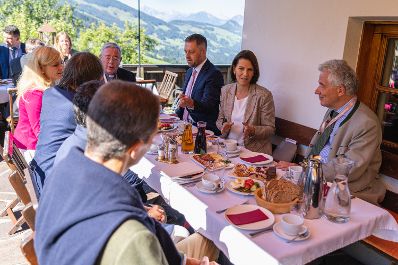 Am 2. September 2021 nahm Bundesministerin Karoline Edtstadler (m.l.) am Forum Alpbach teil. Im Bild beim geht-together.