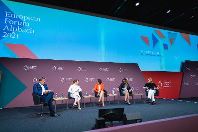 Am 2. September 2021 nahm Bundesministerin Karoline Edtstadler (m.) am Forum Alpbach teil. Im Bild beim einem Panel.