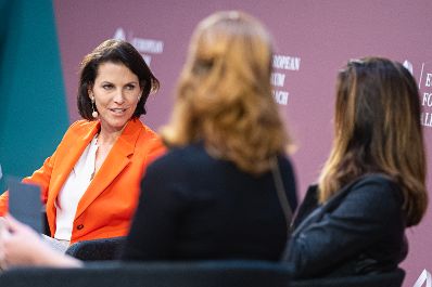 Am 2. September 2021 nahm Bundesministerin Karoline Edtstadler (l.) am Forum Alpbach teil. Im Bild beim einem Panel.