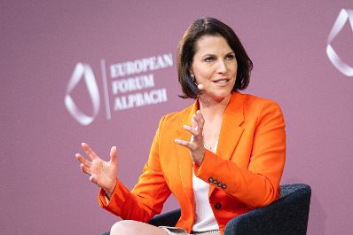Am 2. September 2021 nahm Bundesministerin Karoline Edtstadler (im Bild) am Forum Alpbach teil. Im Bild beim einem Panel.