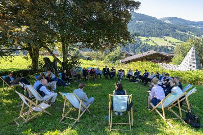 Am 3. September 2021 nahm Bundesministerin Karoline Edtstadler am Forum Alpbach teil. Im Bild beim Gespräch mit Stipendiatinnen und Stipendiaten beim Baum der Denker.