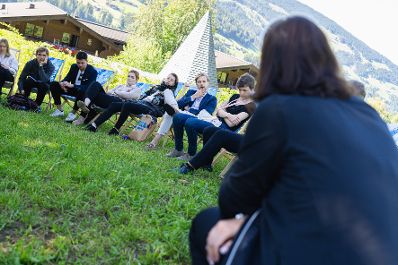 Am 3. September 2021 nahm Bundesministerin Karoline Edtstadler am Forum Alpbach teil. Im Bild beim Gespräch mit Stipendiatinnen und Stipendiaten beim Baum der Denker.