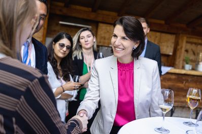 Am 3. September 2021 nahm Bundesministerin Karoline Edtstadler (r.) am Forum Alpbach teil.