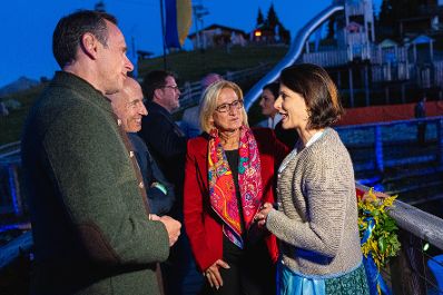 Am 1. September 2021 nahm Bundesministerin Karoline Edtstadler (l.) am Forum Alpbach teil. Im Bild beim Abendempfang der Niederösterreichischen Landesregierung.