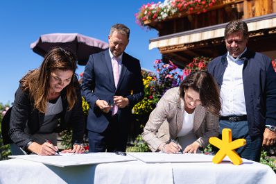 Am 2. September 2021 nahm Bundesministerin Karoline Edtstadler (m.r.) am Forum Alpbach teil. Im Bild beim der Unterzeichnung der „Alpbach Deklaration on the Future of Europe“.