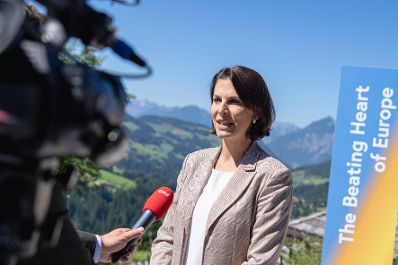Am 2. September 2021 nahm Bundesministerin Karoline Edtstadler am Forum Alpbach teil. Im Bild bei einem Interview.