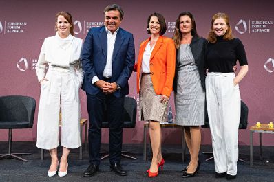 Am 2. September 2021 nahm Bundesministerin Karoline Edtstadler (m.) am Forum Alpbach teil. Im Bild beim einem Panel.