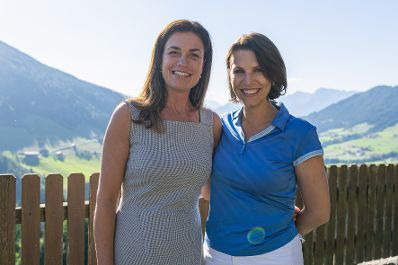 Am 2. September 2021 nahm Bundesministerin Karoline Edtstadler (r.) am Forum Alpbach teil. Im Bild mit der ungarischen Ministerin Judit Varga (l.).