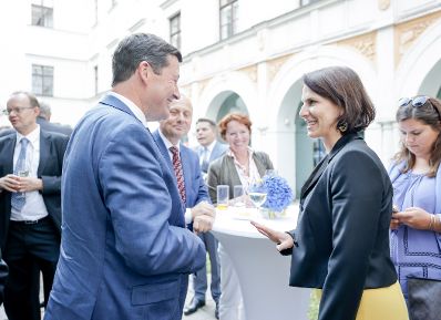 Am 8. September 2021 lud Bundesministerin Karoline Edtstadler (r.) zu einem Europa-Empfang ein.