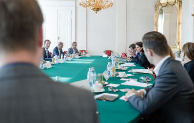 Am 8. September 2021 lud Bundesministerin Karoline Edtstadler (r.) Expertinnen und Experten zum Thema „Migration“ zum Gespräch ein.