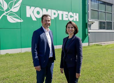 Am 10. September 2021 besuchte Bundesministerin Karoline Edtstadler (r.) im Rahmen ihres Bundesländertags in der Steiermark die Firma Komptech GmbH.