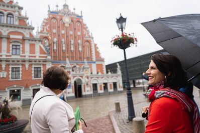 Am 13. September 2021 reiste Bundesministerin Karoline Edtstadler (r.) zu einem Arbeitsbesuch nach Riga. Im Bild bei der Besichtigung von Riga.